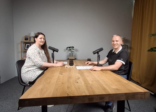 Sabina Sklenářová a Lukáš Žaludek před natáčením podcastu.
