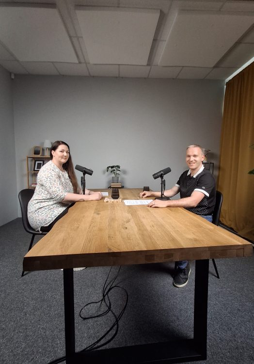 Sabina Sklenářová a Lukáš Žaludek před natáčením podcastu.