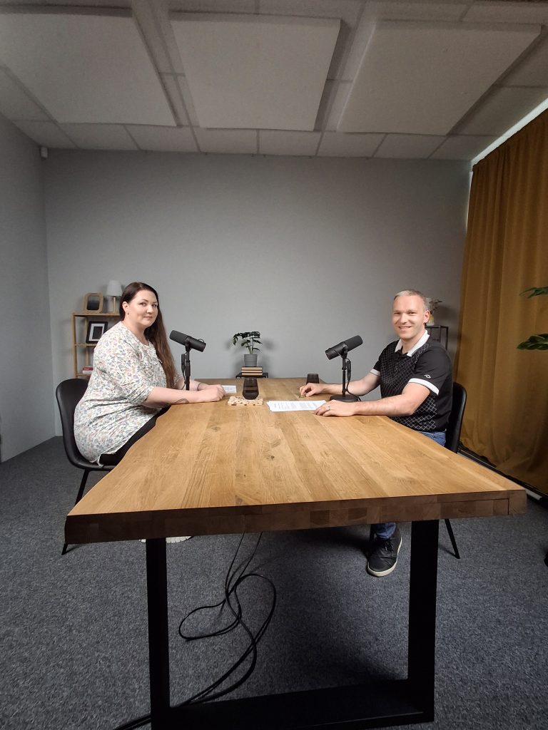 Sabina Sklenářová a Lukáš Žaludek před natáčením podcastu.